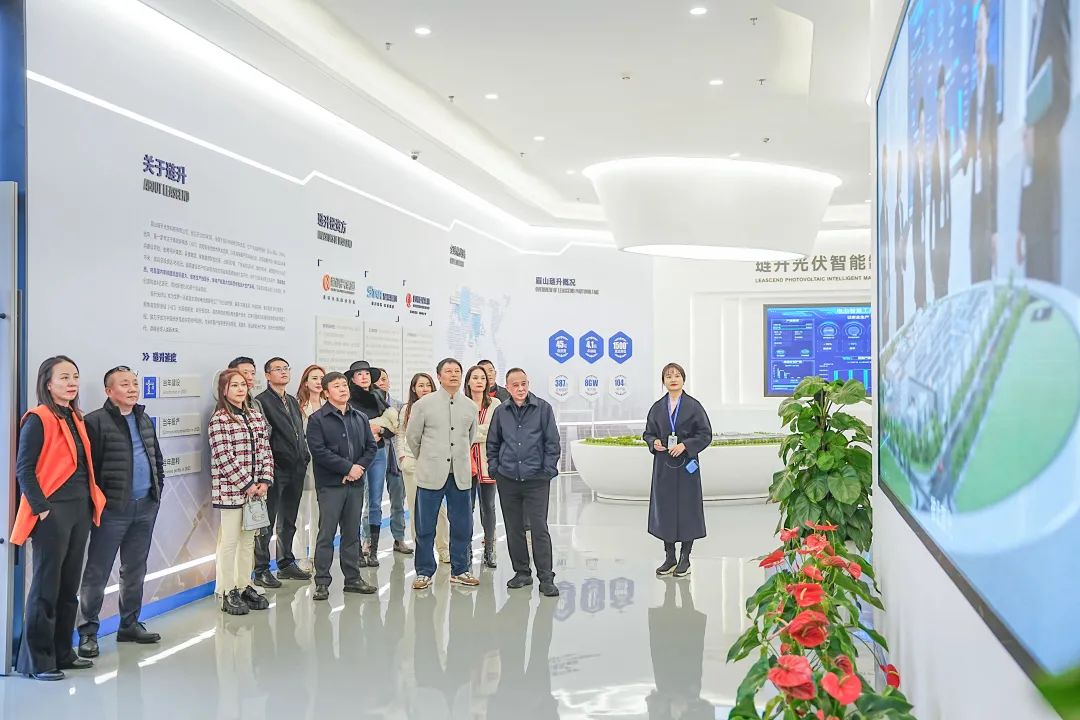 长江商学院四川校友会企业家汪俊林一行莅临琏升光伏参观调研