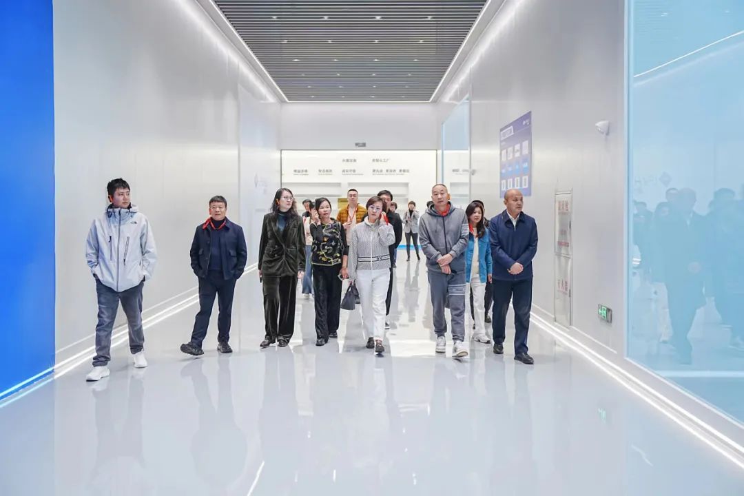 新疆昌吉市市长马长江,长江商学院CEO17期企业家一行莅临琏升光伏参观调研