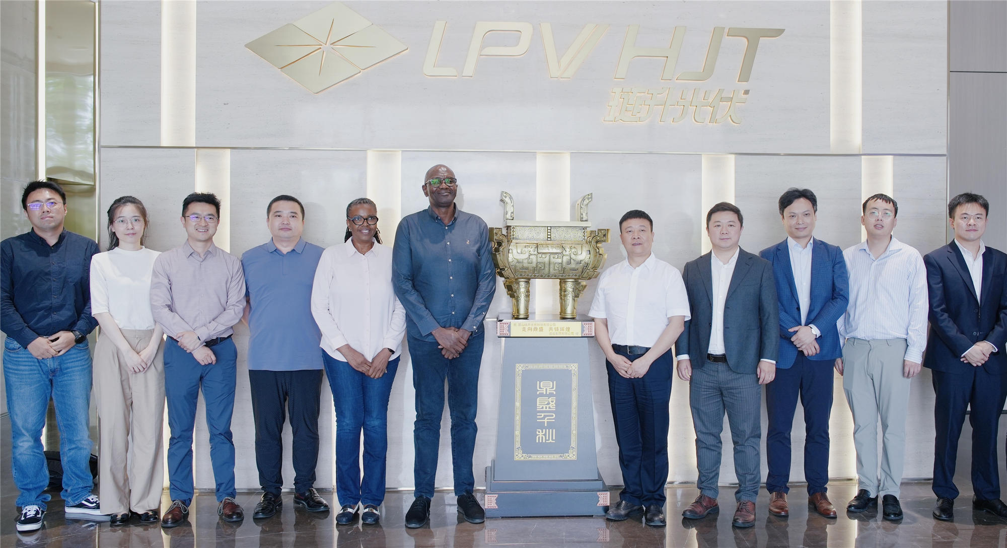 纳米比亚国家电网董事会主席一行到访琏升光伏,共促新能源融合新发展