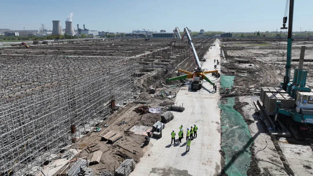 “项”前冲!琏升光伏科技董事长王新视察江苏南通项目并慰问一线职工